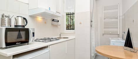 Fridge, microwave, stovetop, cookware/dishes/utensils
