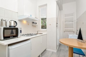 Réfrigérateur, micro-ondes, plaque de cuisson