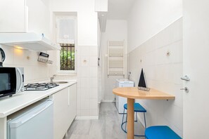 Fridge, microwave, stovetop, cookware/dishes/utensils