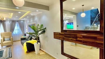 Chambre Junior, balcon, vue ville | Coin séjour