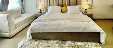 Chambre Junior, balcon, vue ville | Bureau, espace de travail pour ordinateur portable, rideaux occultants