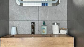 Douche, sèche-cheveux, serviettes fournies, savon