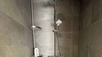 Douche, sèche-cheveux, serviettes fournies, savon
