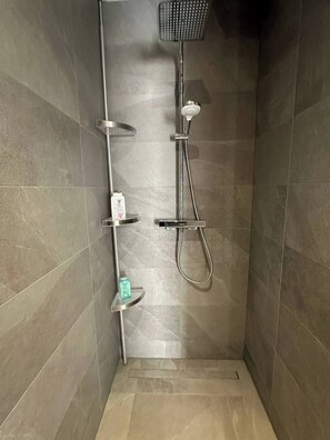 Shower, hair dryer, towels, soap - Chambre d'hôte Fluorite | Breakfast included 2 people (Bayon)