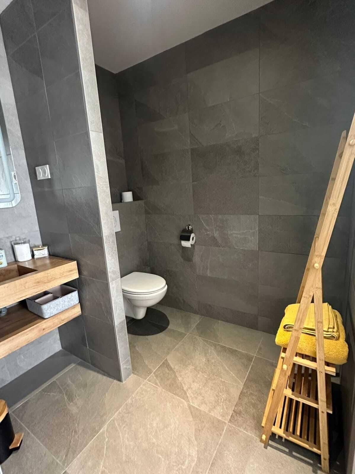 Dusch, hårtork, handdukar och tvål