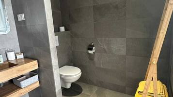 Een douche, een haardroger, handdoeken, zeep