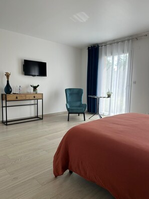 2 bedrooms, desk, WiFi, bed sheets