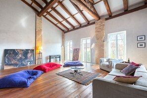 Una Smart TV, una chimenea, un reproductor estéreo