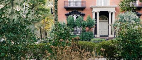 تفاصيل الفندق من الخارج