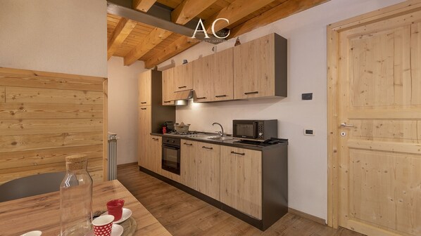 Frigorifero, microonde, forno, piano cottura