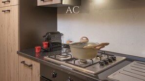 Frigorifero, microonde, forno, piano cottura