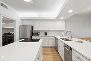 Condo, nhiều giường (Shipwatch Riverside E104) | Bếp riêng | Lò nướng, lò nướng bánh mì