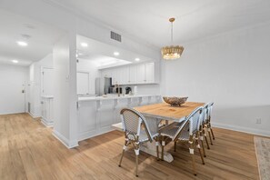 Dining - Shipwatch Riverside E104 (Pensacola)