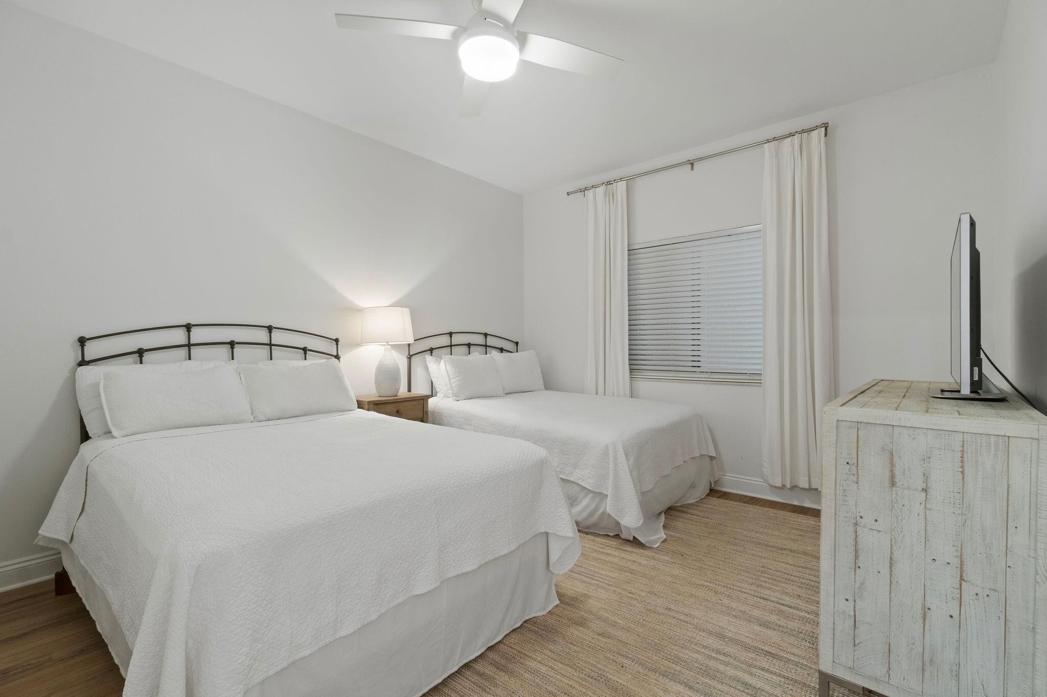 Apartment, Mehrere Betten (Shipwatch Riverside E104) | 2 Schlafzimmer, Bügeleisen/Bügelbrett, WLAN