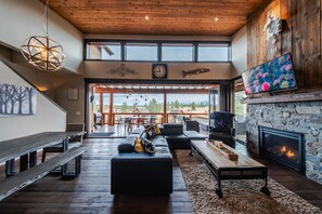 Casa, letti multipli, idromassaggio, vista montagna (Treehouse at Wilderness) | Area soggiorno | TV a schermo piatto 55 pollici con canali digitali, caminetto