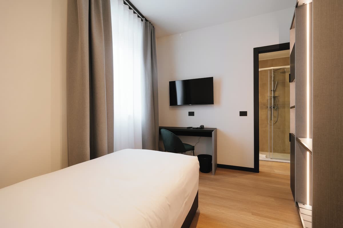 Single Room | In-room safe, desk, laptop workspace, soundproofing