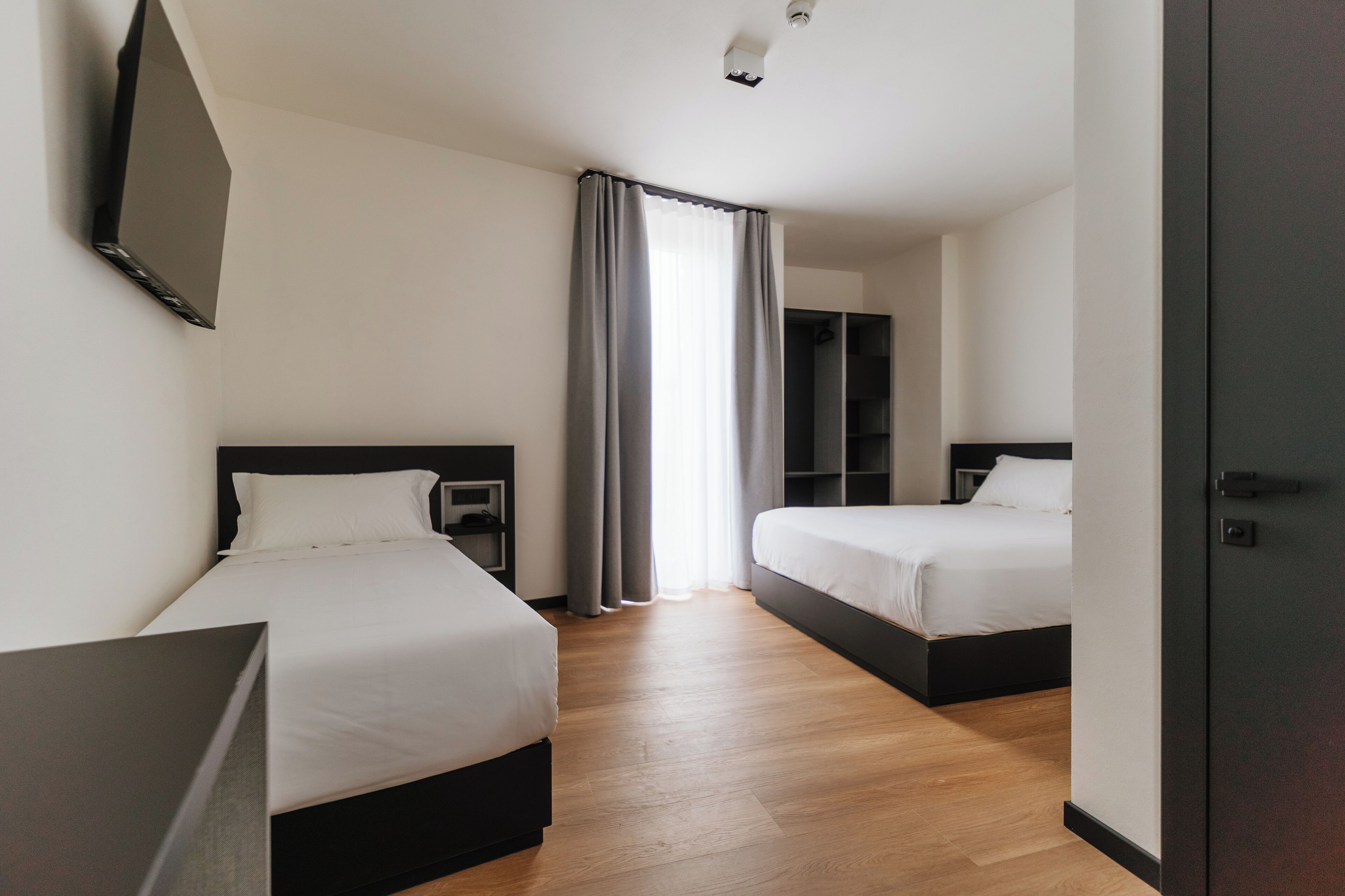 Triple Room | In-room safe, desk, laptop workspace, soundproofing