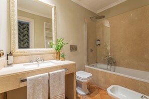 Tremannsrom – superior | Bad | Hårføner, håndklær, såpe og sjampo