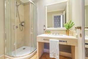 Superior Double Room | Bathroom | Hair dryer, towels, soap, shampoo - Hotel Parrasio (Rome)