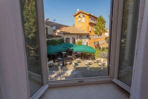 Zimmersafe, Schreibtisch, laptopgeeigneter Arbeitsplatz