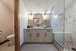 Maison, plusieurs lits, bain Ă remous, vue montagne (Wilderness Club Cabin) | Salle de bain | Serviettes fournies