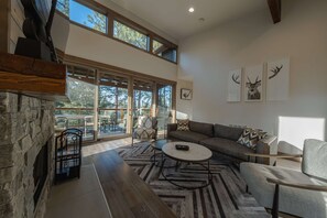 House, Multiple Beds, Hot Tub, Mountain View (Wilderness Club Cabin) | Living area