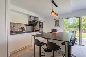 Fridge, cookware/dishes/utensils