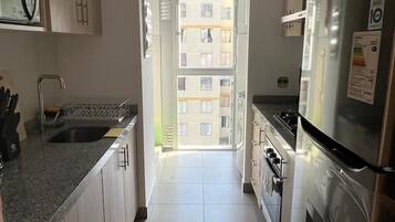 Kühlschrank, Mikrowelle, Ofen, Wasserkocher mit Kaffee-/Teezubehör