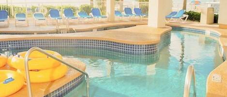 Innendørsbasseng og et oppvarmet basseng