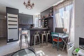 Réfrigérateur, four, batterie de cuisine, vaisselle et ustensiles