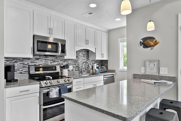 Fridge, microwave, oven, stovetop - Grand Palms Resort H2 (Myrtle Beach)