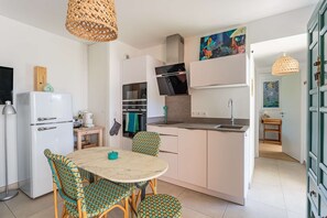 Kühlschrank, Ofen, Kochgeschirr/Geschirr/Besteck
