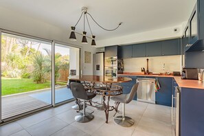 Jääkaappi, uuni, keittoastiat/astiat/ruokailuvälineet