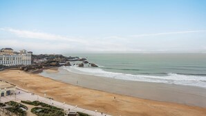 A coastal hotel with a sandy beach, ocean view, and rocky outcrops. - - (BIARRITZ)