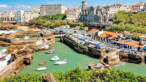 Une ville côtière qui se distingue par sa magnifique cathédrale, son port de plaisance où sont amarrés de nombreux bateaux, ainsi que par un mélange de bâtiments résidentiels et commerciaux.