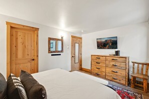 3 makuuhuonetta, silitysrauta/-lauta, Wi-Fi, vuodevaatteet