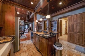 Chalet, Multiple Beds, Hot Tub, Mountain View (Wilderness Club Chalet) | Interior