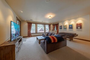 木屋, 多张床, 热水浴缸, 山景 (Wilderness Club Chalet) | 起居区 | 50-英寸纯平电视 （配备数码频道）、壁炉