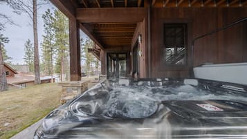 Nhà gỗ, nhiều giường, bồn tắm nước nóng, quang cảnh núi (Wilderness Club Chalet) | Bồn tắm spa ngoài trời