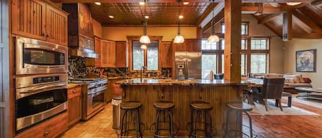 Chalet, Plusieurs lits, baignoire à remous, vue sur la montagne (Wilderness Club Chalet) | Cuisine privée | Réfrigérateur, four à micro-ondes, un four, surface de cuisson