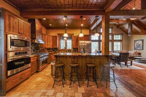 木屋, 多张床, 热水浴缸, 山景 (Wilderness Club Chalet) | 私人厨房 | 冰箱、微波炉、烤箱、炉灶