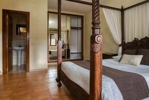 2 bedrooms, iron/ironing board, internet, bed sheets