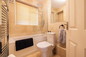 Apartment | Bathroom | Combined shower/tub, deep soaking tub, hair dryer, towels - Mayfair 3-bed 6-guest W/patio & ac Berkeley Square (London)