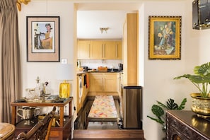 Apartamento | Cocina privada | Frigorífico, microondas, horno y placa de cocina
