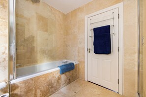 Apartamento | Baño | Ducha y bañera combinadas, bañera profunda, secador de pelo y toallas