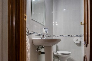 Regadera, secadora de cabello, toallas 