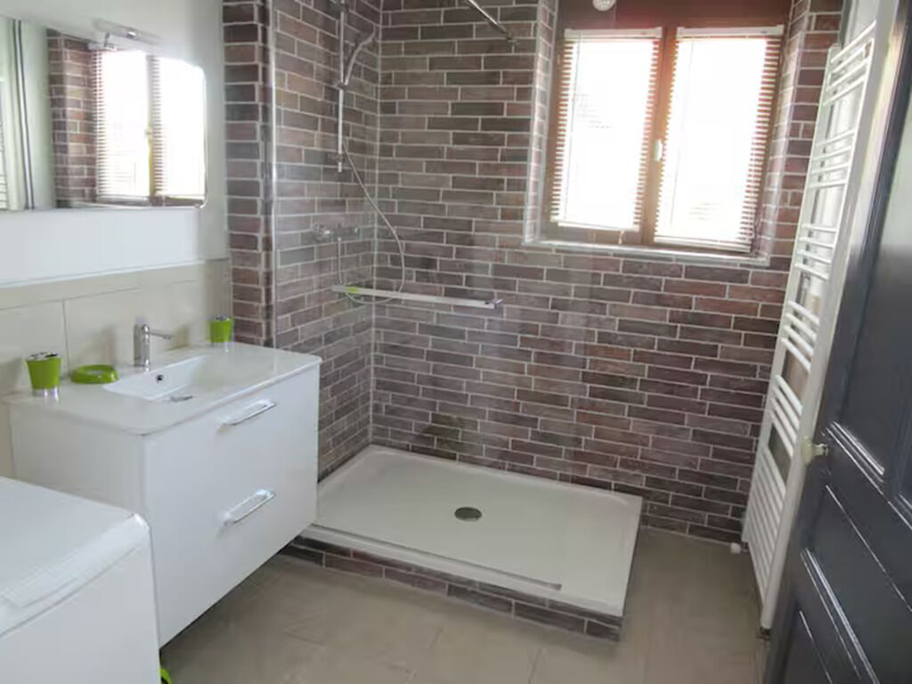Regadera, secadora de cabello, jabón, papel de baño 