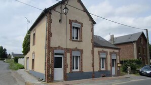 A two-story building with a brick facade, a flat roof, and a small porch area. - Maison Jardin Clos & Animaux Bienvenus - Near Lake & GR12 🐾 (Bourg-Fidèle)