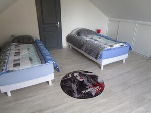 3 habitaciones, tabla de planchar con plancha y cuna de viaje