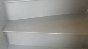 A set of grey, modern stairs with a simple design. - Maison Jardin Clos & Animaux Bienvenus - Near Lake & GR12 🐾 (Bourg-Fidèle)